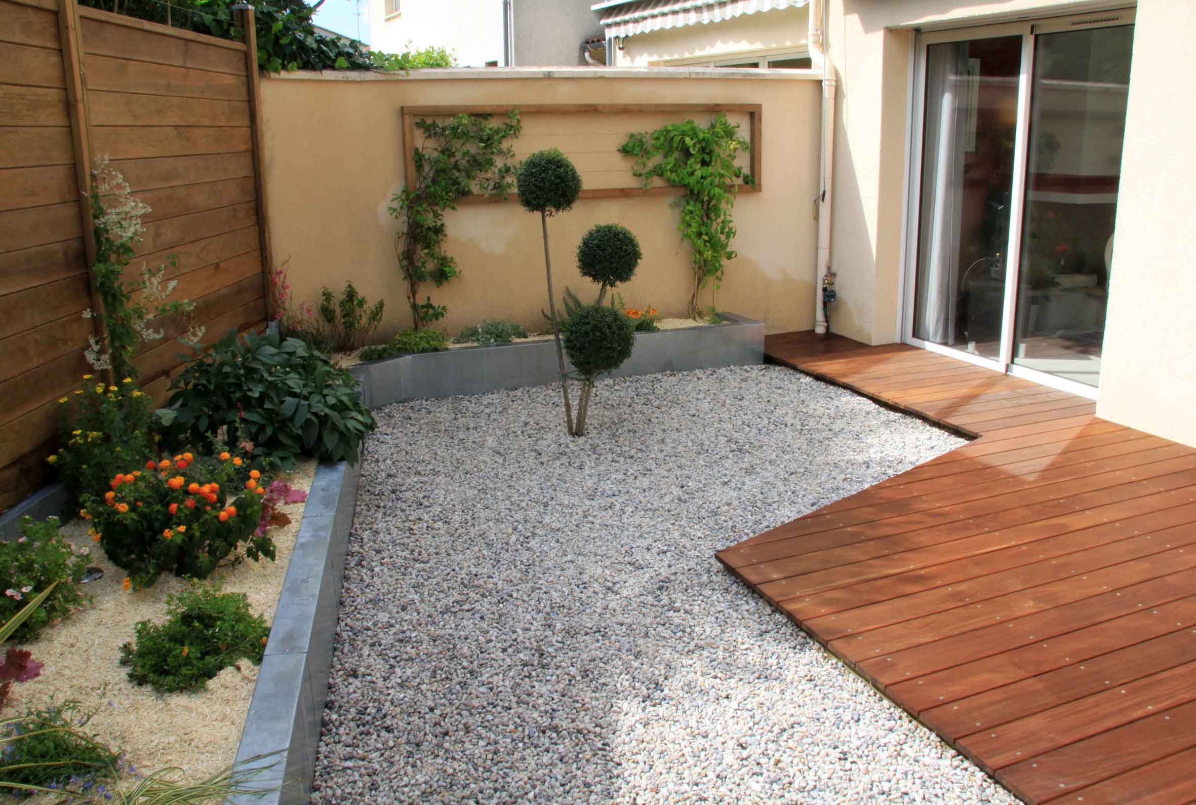 Construction maçonnerie paysagère moderne contemporain minéral minéraux japonais rivière sèche écologique éco responsable méditerranéen massif terrasse bois ipé pin autoclave exotique sapin mobilier b